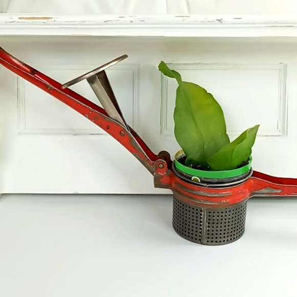 Vintage "Handy Things" Ludington Michigan Made in USA Red Potato Ricer - Picture 12 of 13